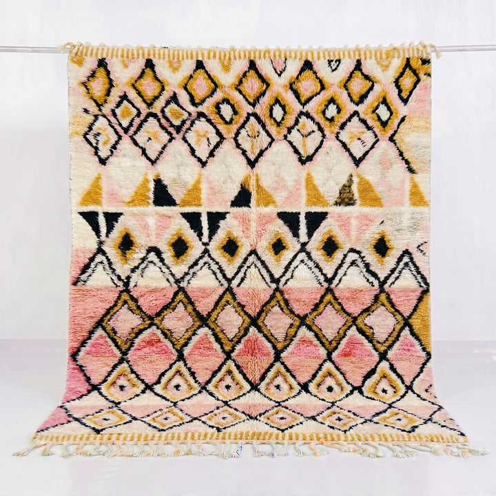 Tapis berbère Beni Ouarain sur mesure motifs losanges géométriques bohèmes rose et moutarde