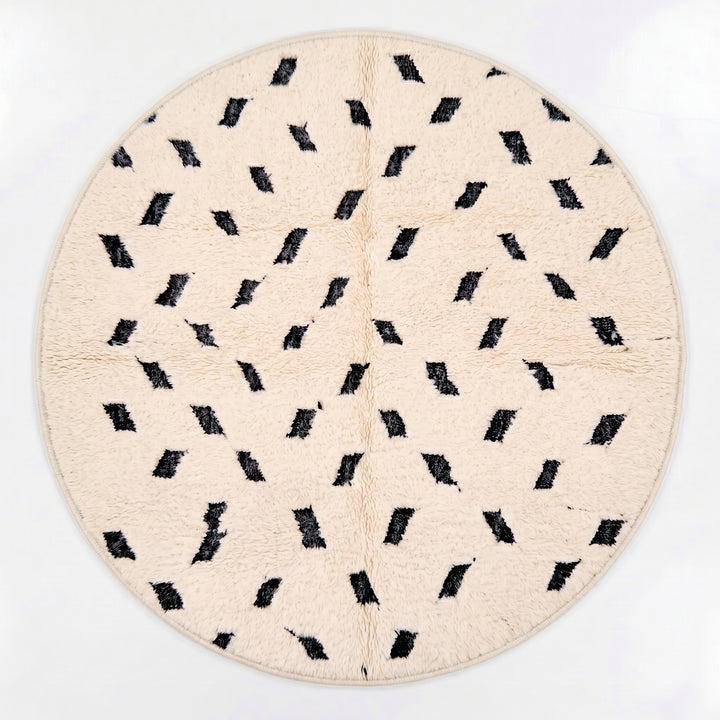 Tapis marocain rond personnalisé – Poils longs géométriques déstructurés noirs et blancs