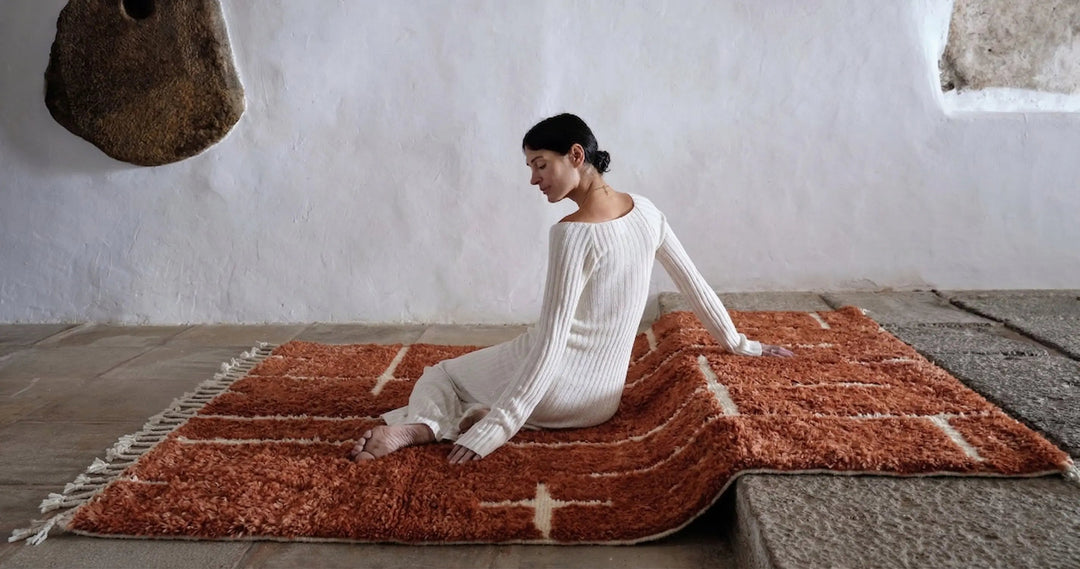 Tapis Aker Beni Mrirt sur mesure | Géométrique terracotta et blanc noué à la main