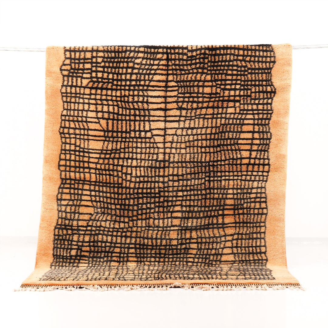 Tapis Beni Mrirt sur mesure | Grille abstraite abricot et noir