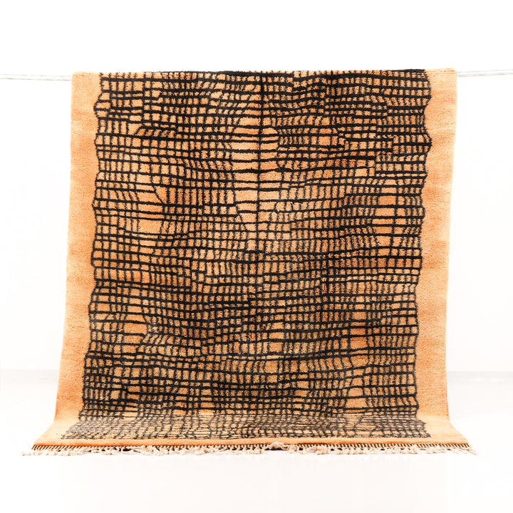 Tapis Beni Mrirt sur mesure | Grille abstraite abricot et noir