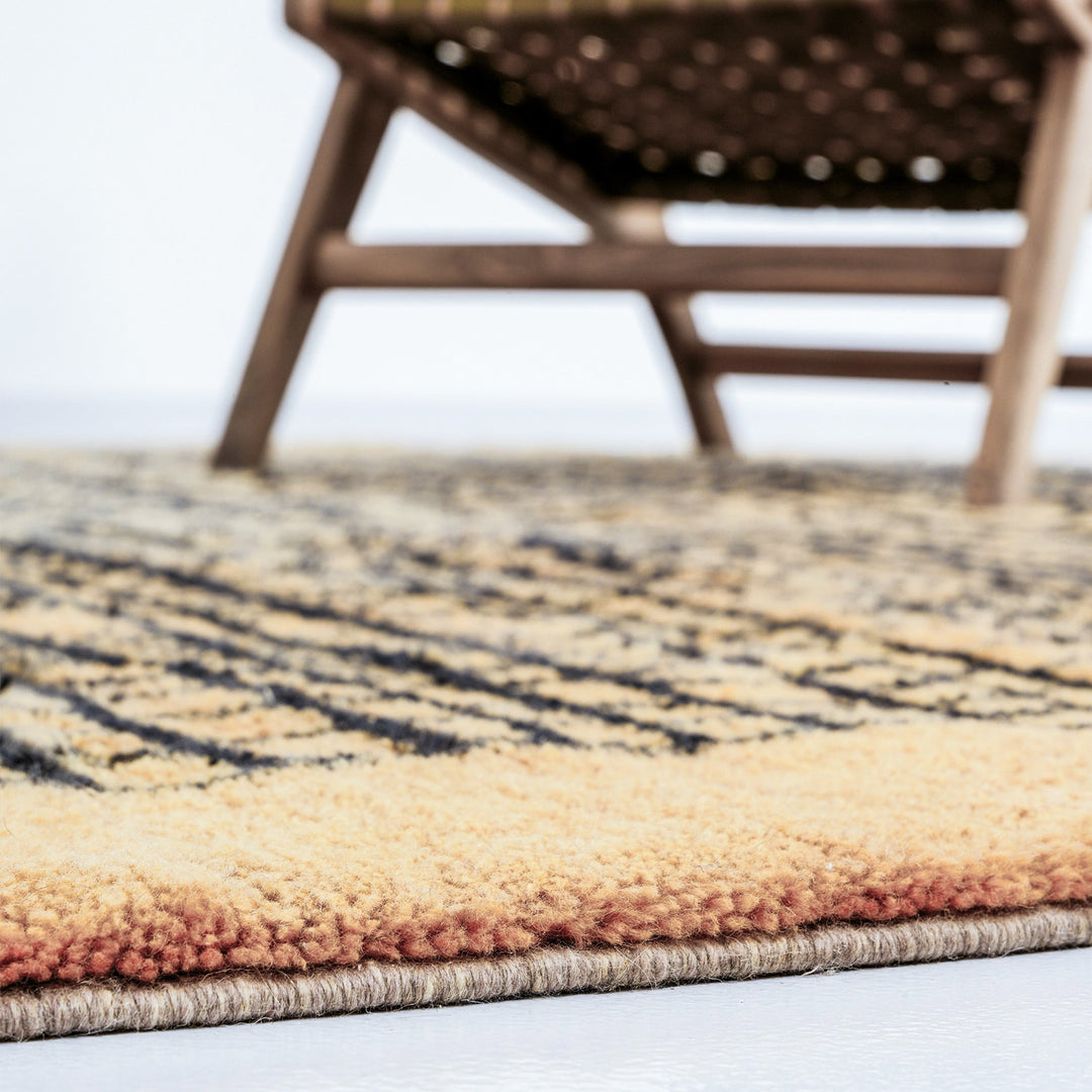 Tapis Beni Mrirt sur mesure | Grille abstraite abricot et noir