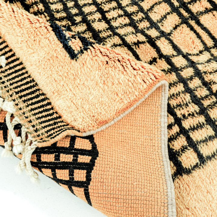 Tapis Beni Mrirt sur mesure | Grille abstraite abricot et noir