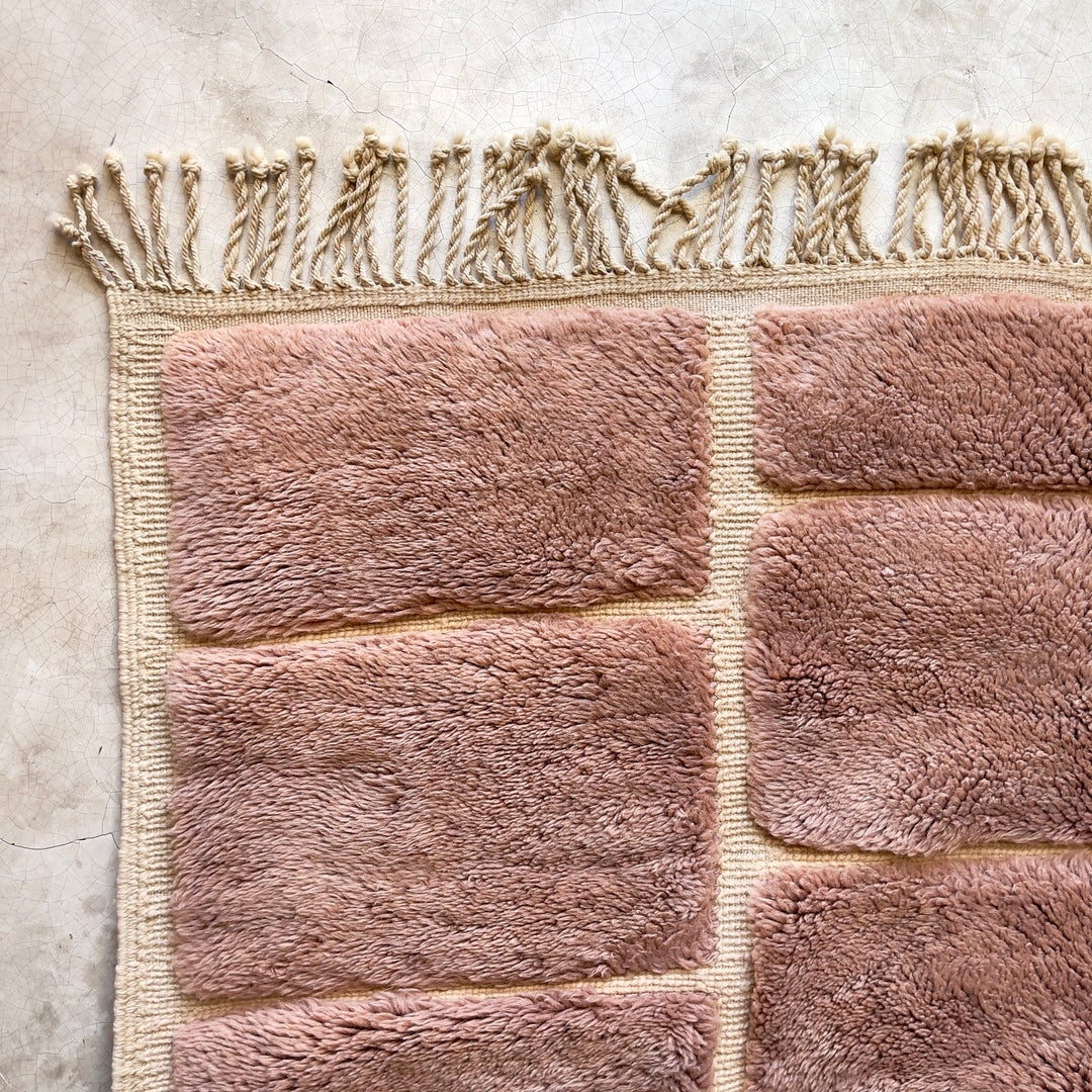 Tapis Beni Mrirt sur mesure | Grille de blocs rose poudré
