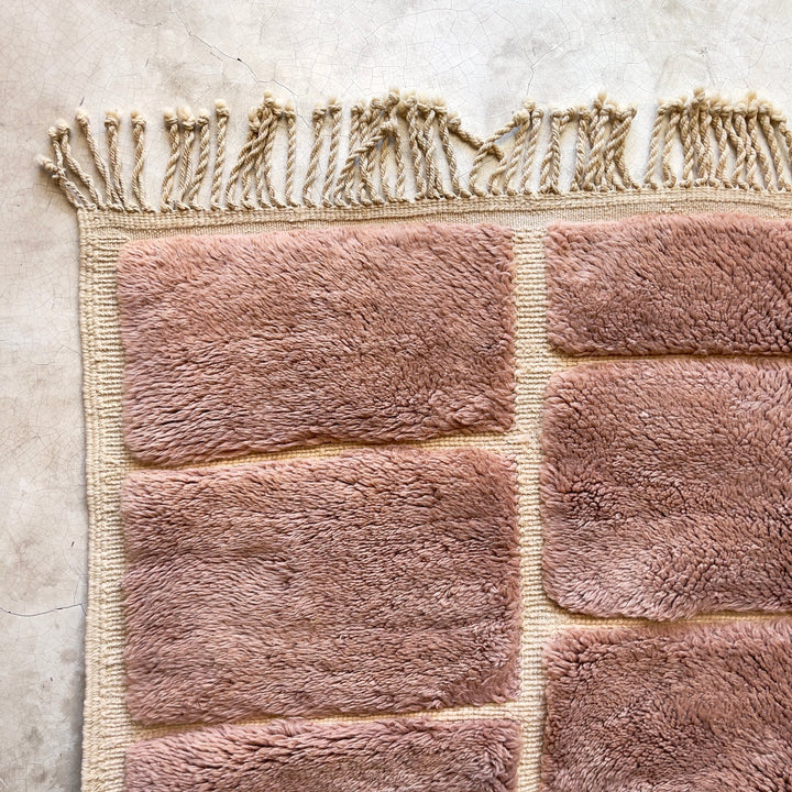 Tapis Beni Mrirt sur mesure | Grille de blocs rose poudré