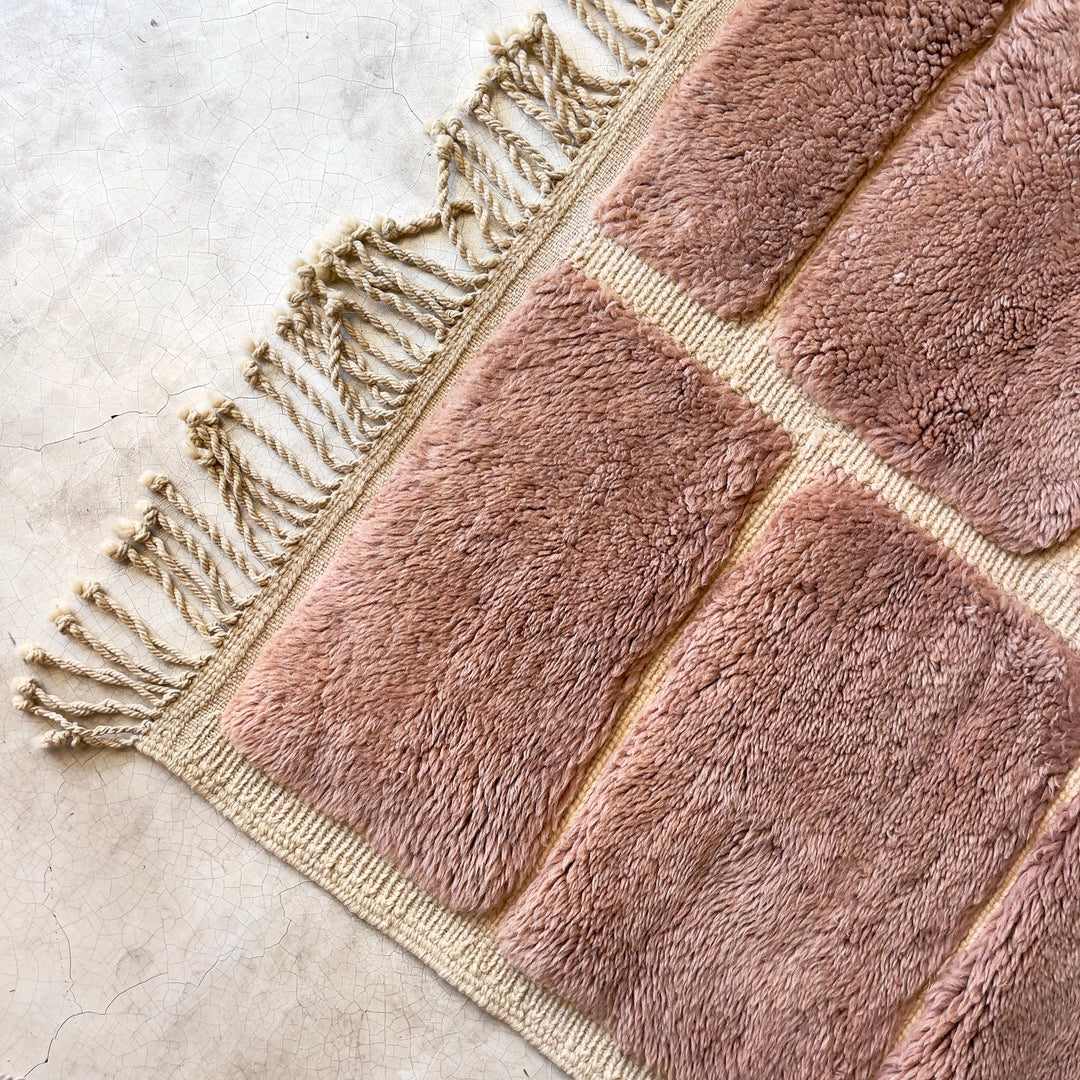 Tapis Beni Mrirt sur mesure | Grille de blocs rose poudré